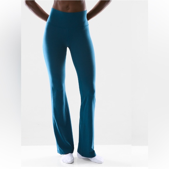 TNA Pants - ARITIZA TNA Teal cheeky Hi-Rise Flare Leggings Size Large